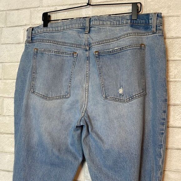 Abercrombie The Mom High Rise Jean Distressed Light Wash 18S 34 - Picture 3 of 6